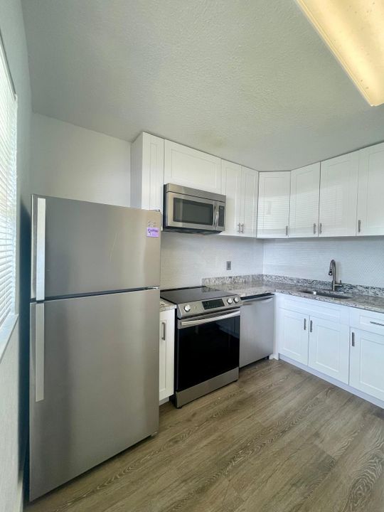 For Rent: $1,900 (2 beds, 1 baths, 721 Square Feet)