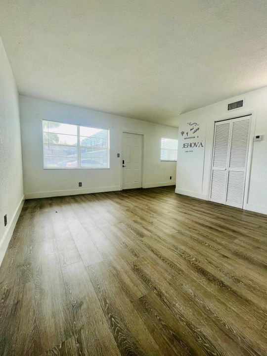 For Rent: $1,900 (2 beds, 1 baths, 721 Square Feet)