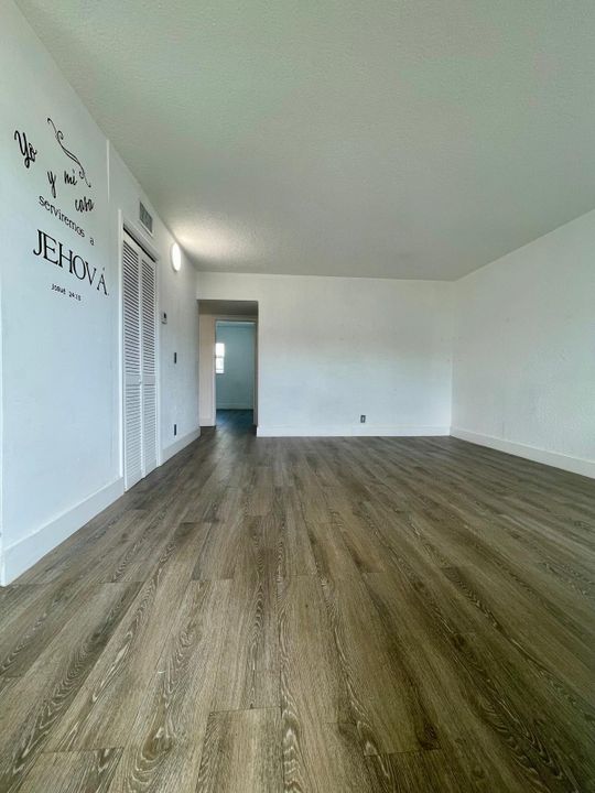 For Rent: $1,900 (2 beds, 1 baths, 721 Square Feet)