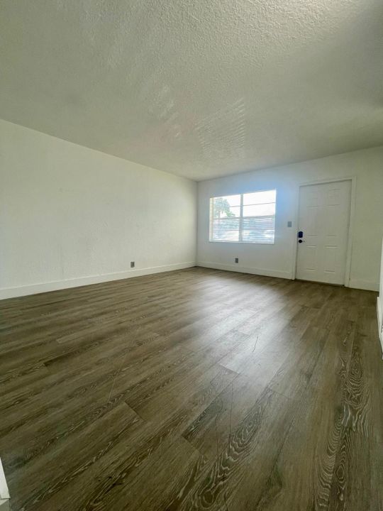 For Rent: $1,900 (2 beds, 1 baths, 721 Square Feet)