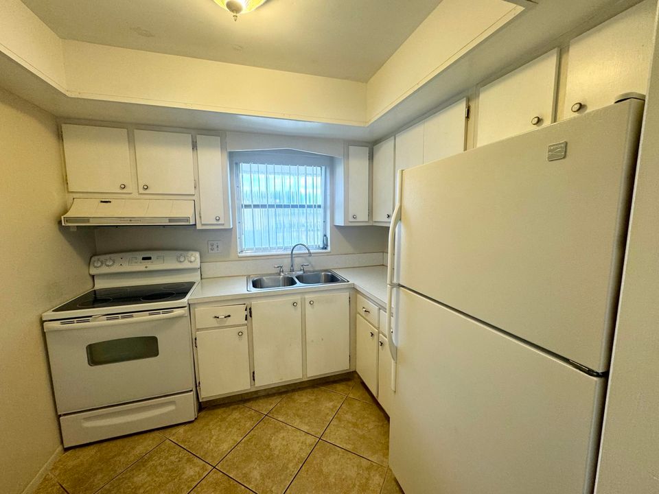 For Sale: $110,000 (1 beds, 1 baths, 612 Square Feet)