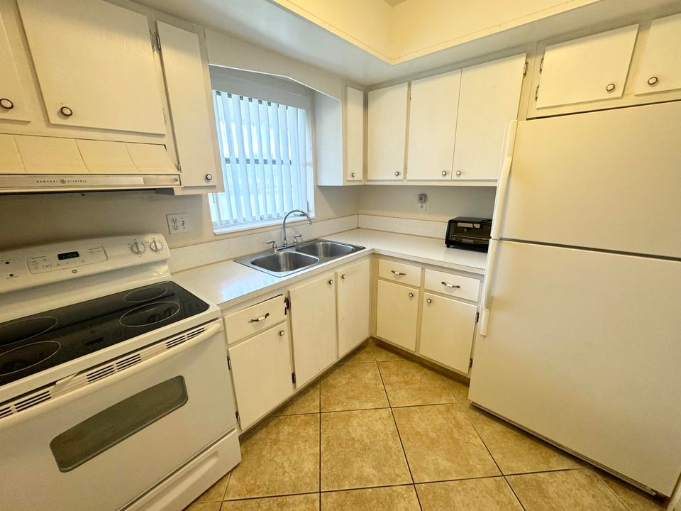 For Sale: $110,000 (1 beds, 1 baths, 612 Square Feet)