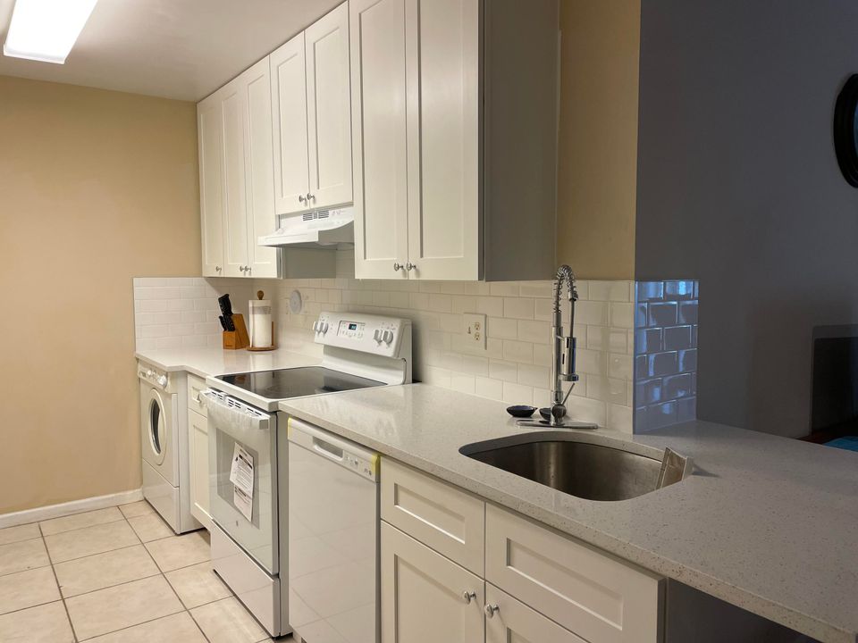 For Rent: $2,300 (1 beds, 1 baths, 745 Square Feet)