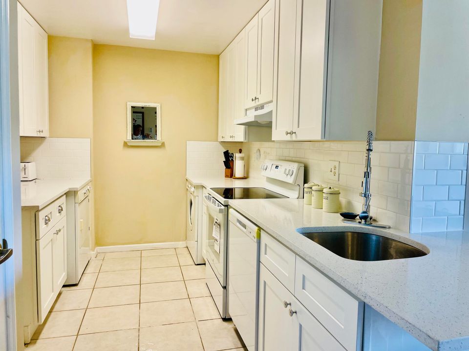 For Rent: $2,300 (1 beds, 1 baths, 745 Square Feet)