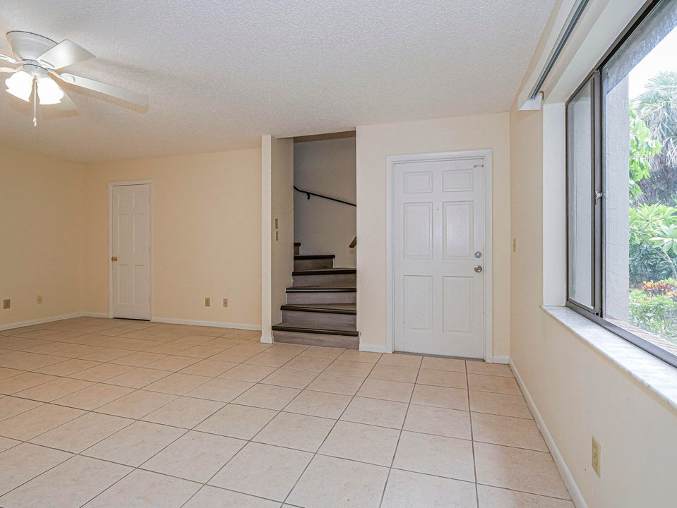 For Sale: $230,000 (2 beds, 1 baths, 1250 Square Feet)