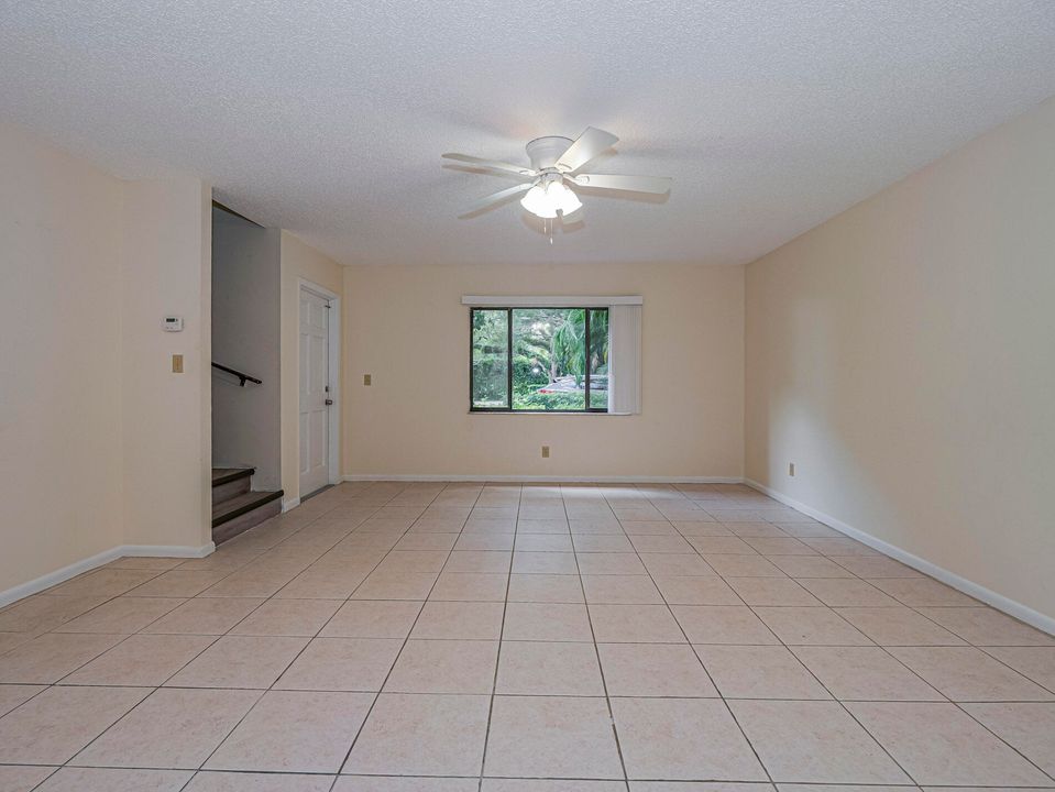 For Sale: $230,000 (2 beds, 1 baths, 1250 Square Feet)