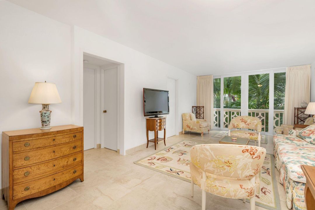 For Sale: $1,750,000 (2 beds, 1 baths, 864 Square Feet)