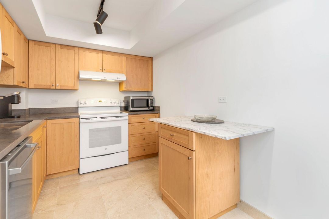 For Sale: $1,750,000 (2 beds, 1 baths, 864 Square Feet)