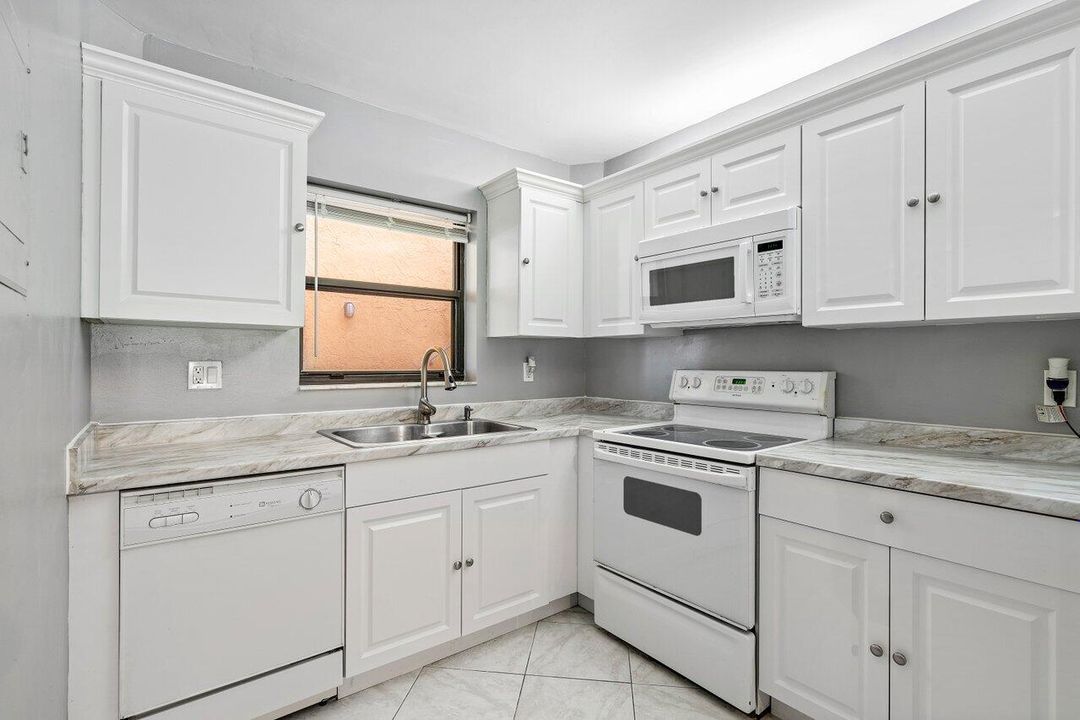 For Sale: $199,000 (2 beds, 2 baths, 1041 Square Feet)