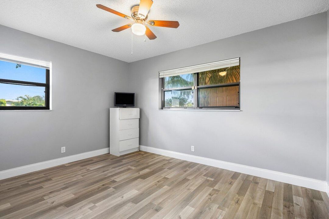 For Sale: $199,000 (2 beds, 2 baths, 1041 Square Feet)