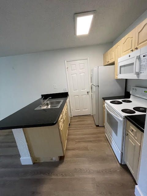 For Sale: $165,000 (1 beds, 1 baths, 470 Square Feet)