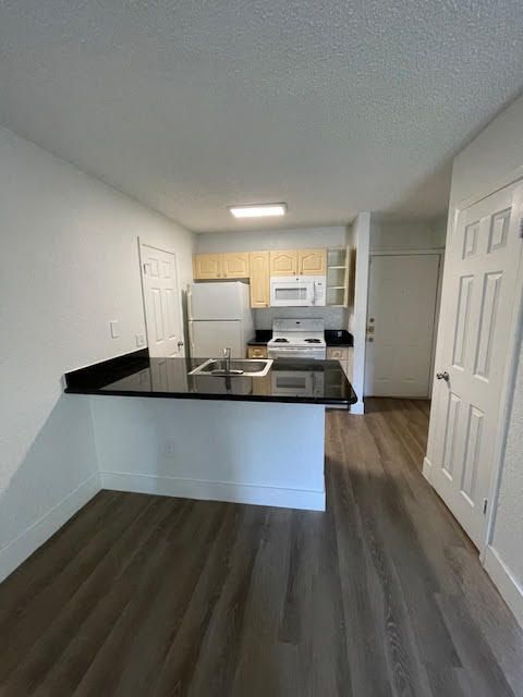 For Sale: $165,000 (1 beds, 1 baths, 470 Square Feet)