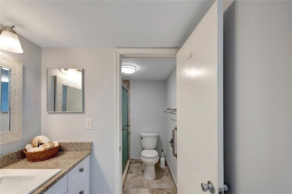 For Sale: $350,000 (1 beds, 1 baths, 938 Square Feet)