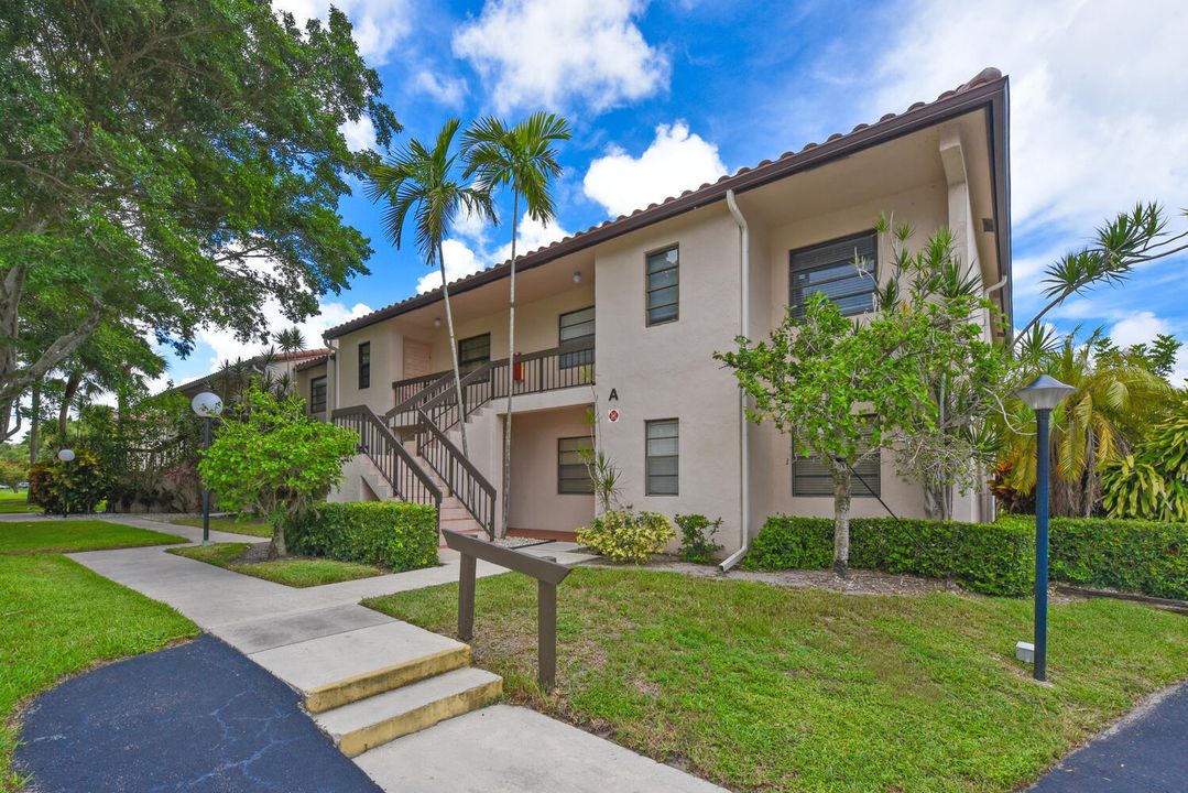 For Sale: $300,000 (2 beds, 2 baths, 1216 Square Feet)