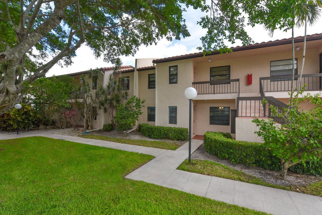 For Sale: $300,000 (2 beds, 2 baths, 1216 Square Feet)