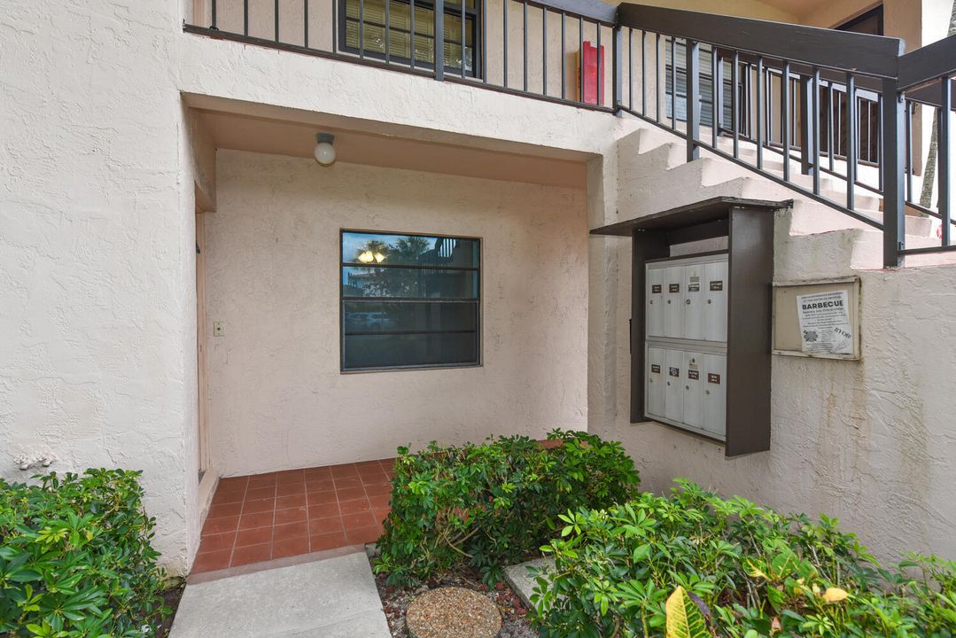 For Sale: $300,000 (2 beds, 2 baths, 1216 Square Feet)