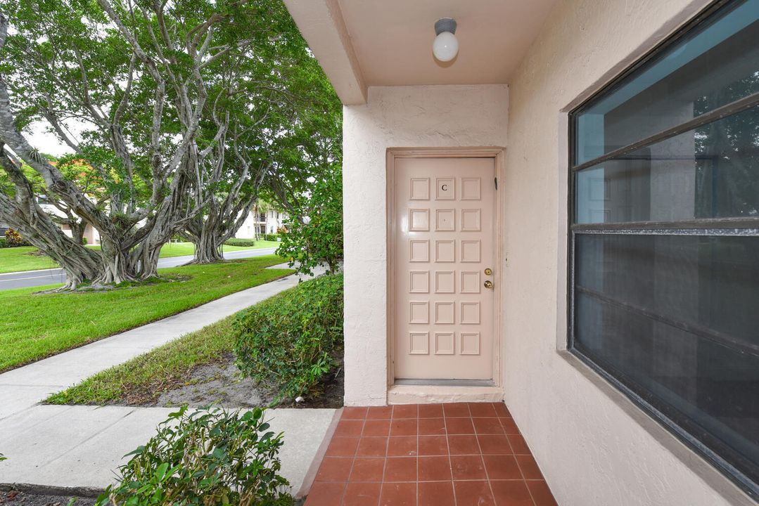 For Sale: $300,000 (2 beds, 2 baths, 1216 Square Feet)