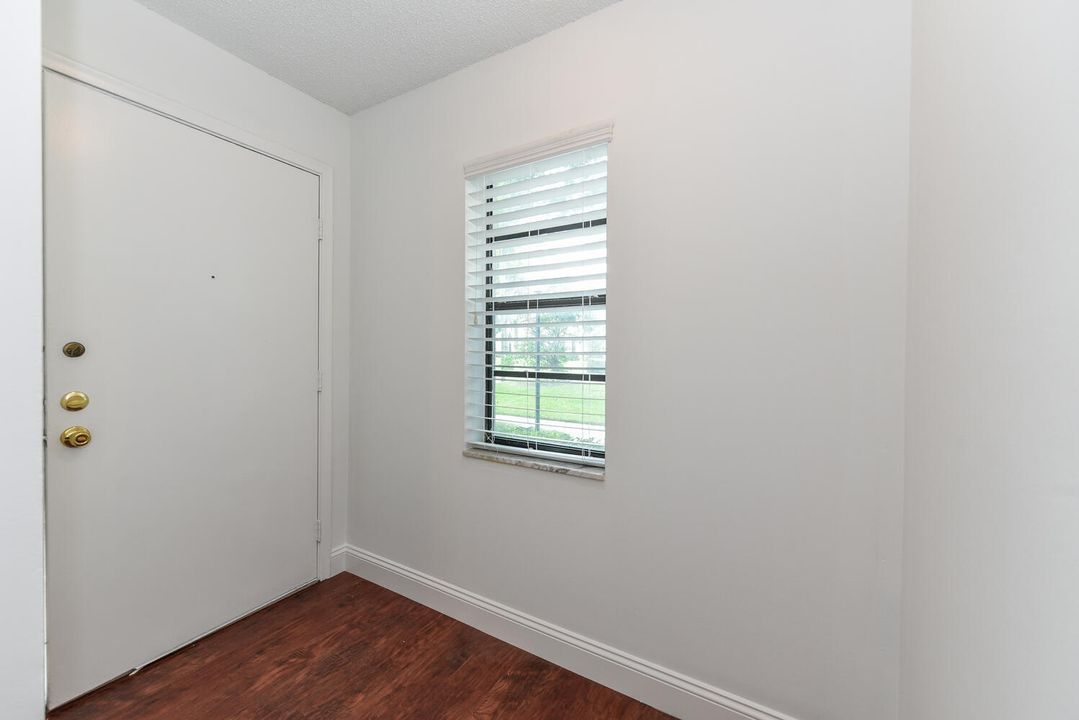 For Sale: $300,000 (2 beds, 2 baths, 1216 Square Feet)