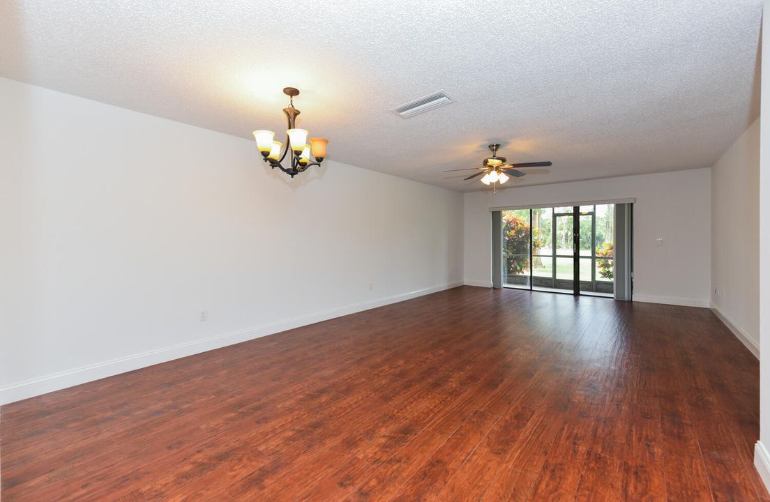 For Sale: $300,000 (2 beds, 2 baths, 1216 Square Feet)