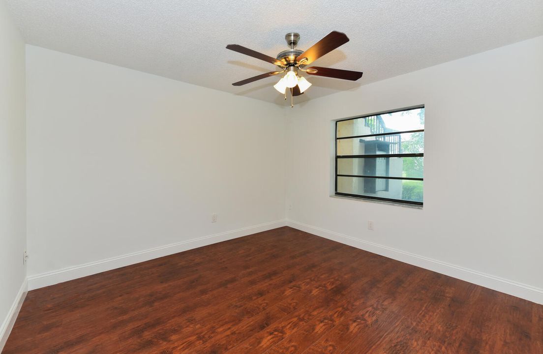 For Sale: $300,000 (2 beds, 2 baths, 1216 Square Feet)