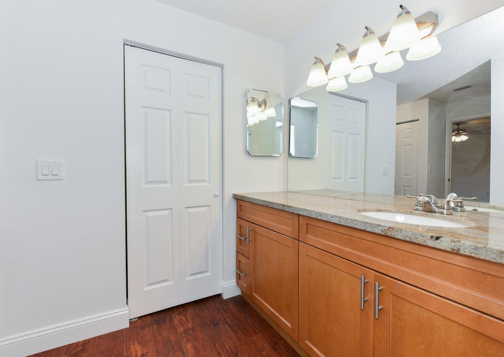 For Sale: $300,000 (2 beds, 2 baths, 1216 Square Feet)