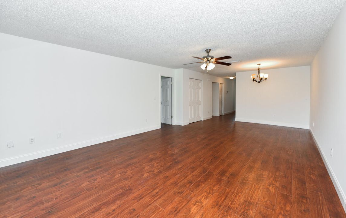 For Sale: $300,000 (2 beds, 2 baths, 1216 Square Feet)