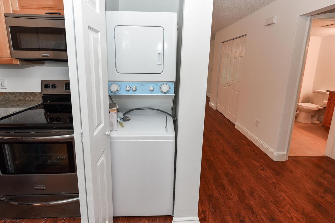 For Sale: $300,000 (2 beds, 2 baths, 1216 Square Feet)