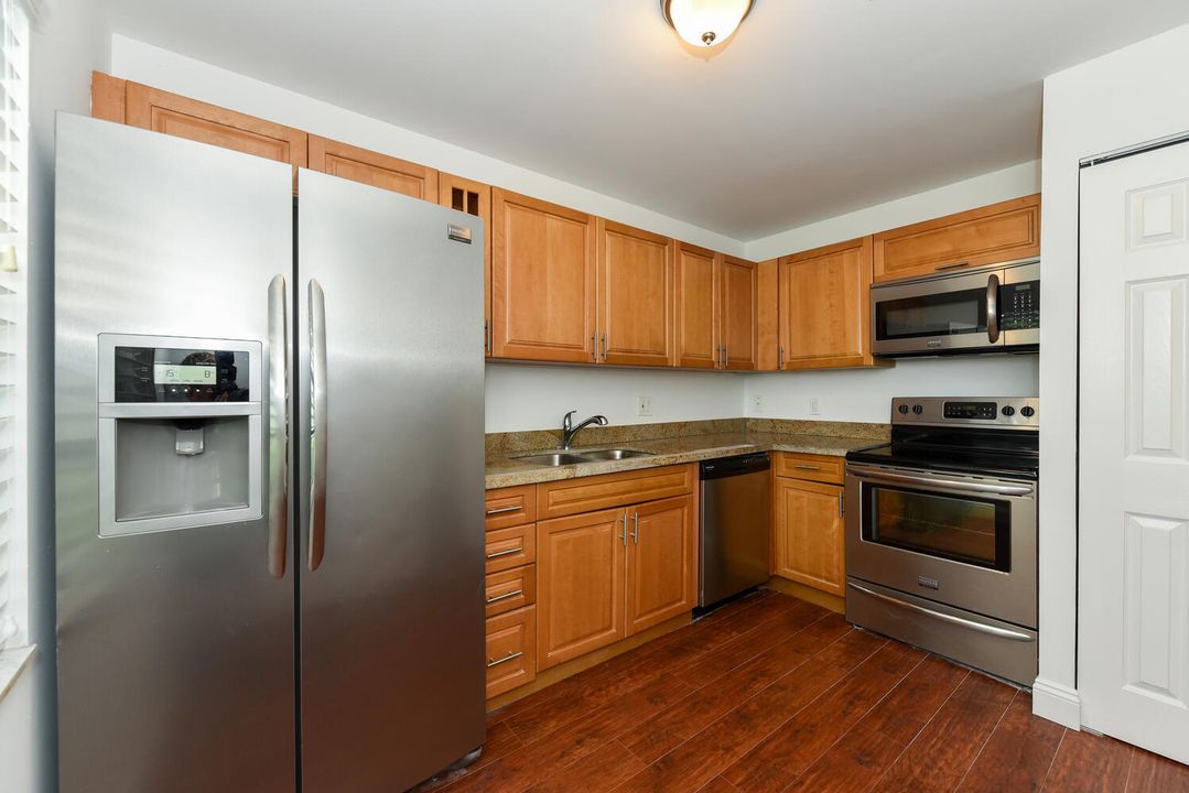 For Sale: $300,000 (2 beds, 2 baths, 1216 Square Feet)