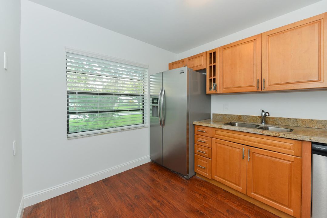 For Sale: $300,000 (2 beds, 2 baths, 1216 Square Feet)