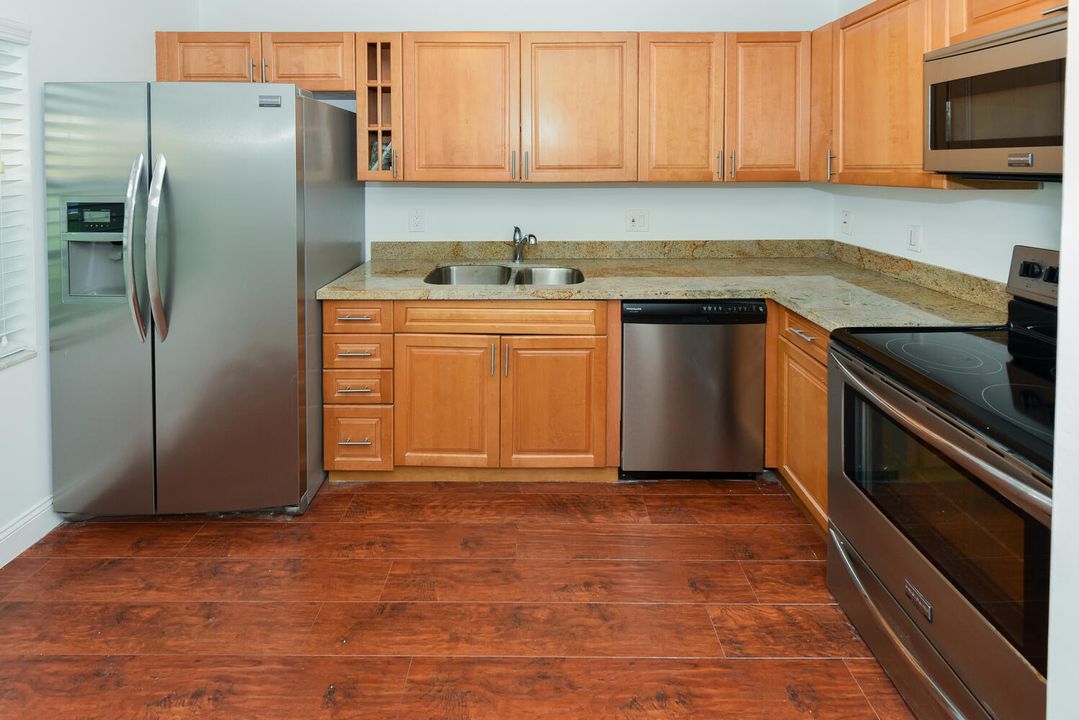 For Sale: $300,000 (2 beds, 2 baths, 1216 Square Feet)