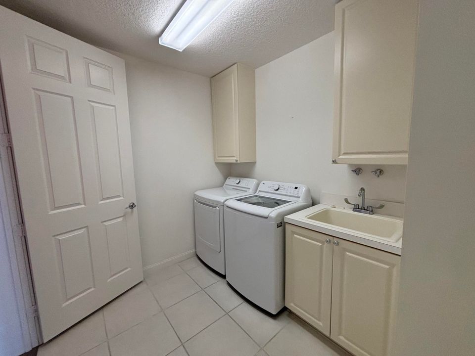 For Sale: $407,777 (2 beds, 2 baths, 1989 Square Feet)