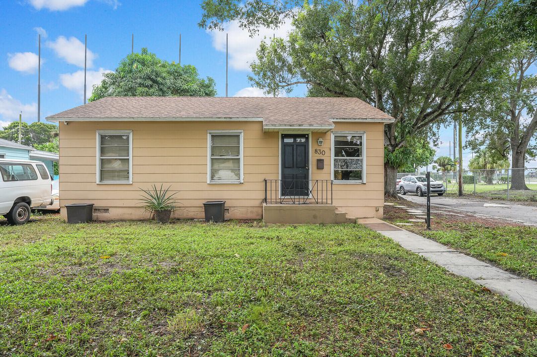 For Sale: $325,000 (3 beds, 2 baths, 800 Square Feet)