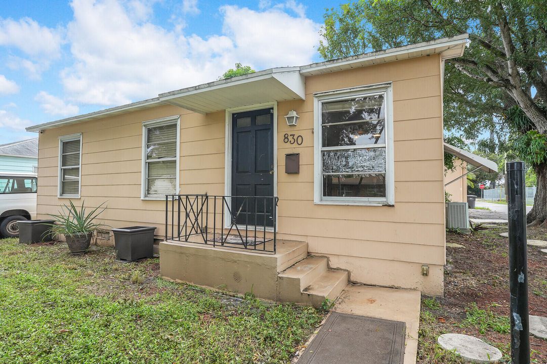 For Sale: $325,000 (3 beds, 2 baths, 800 Square Feet)