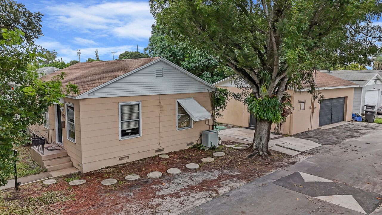 For Sale: $325,000 (3 beds, 2 baths, 800 Square Feet)