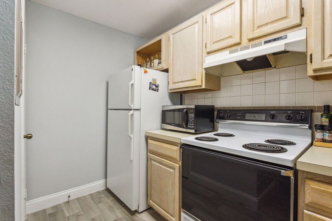 For Rent: $2,000 (2 beds, 1 baths, 857 Square Feet)