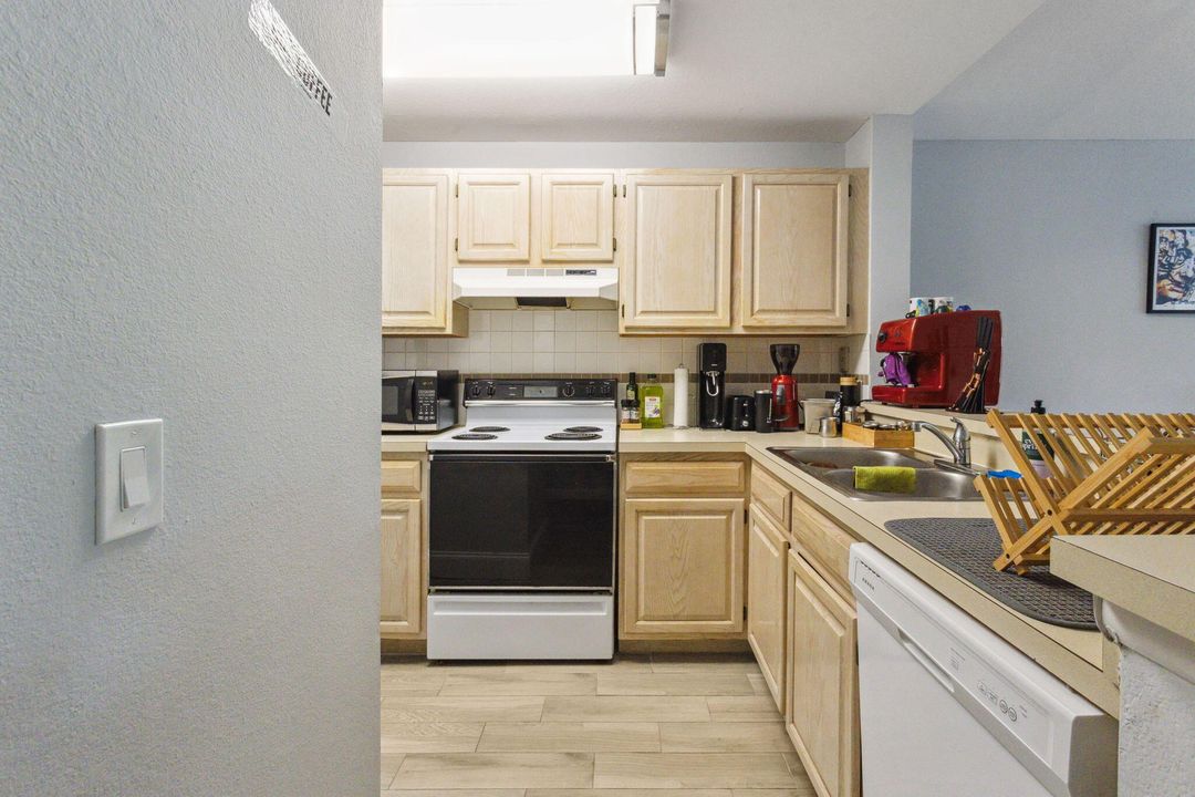 For Rent: $2,000 (2 beds, 1 baths, 857 Square Feet)