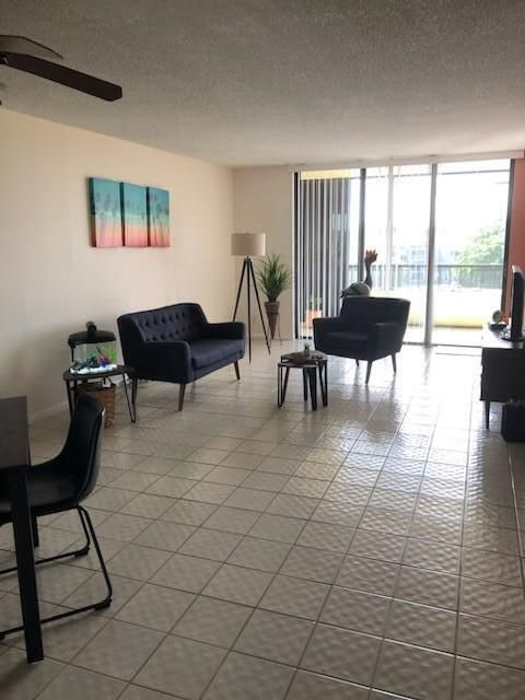 For Rent: $2,300 (2 beds, 2 baths, 1191 Square Feet)