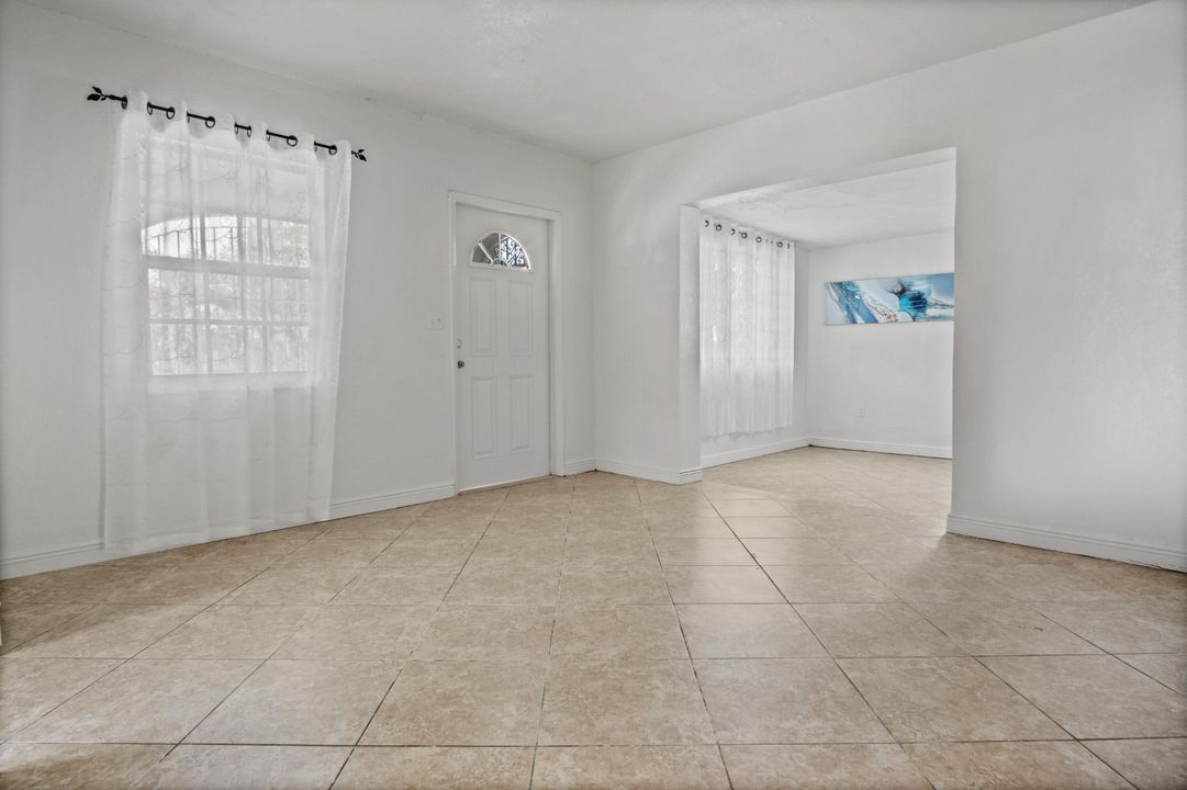 For Sale: $400,000 (4 beds, 2 baths, 1500 Square Feet)