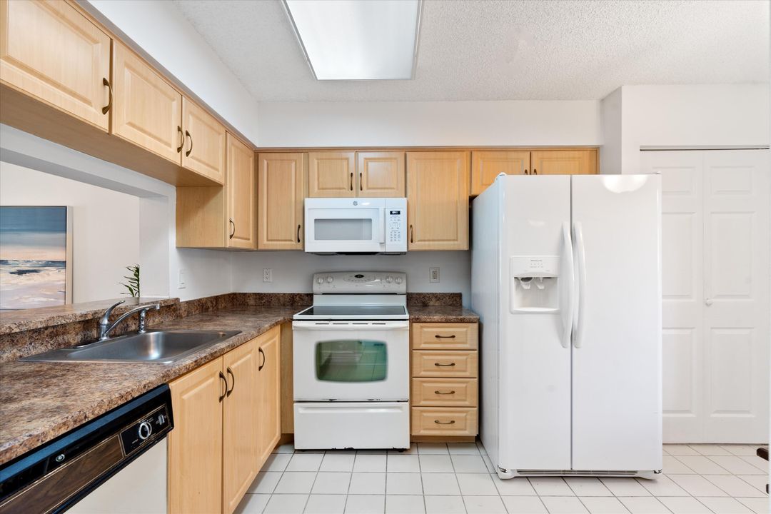 For Rent: $2,600 (2 beds, 2 baths, 1230 Square Feet)