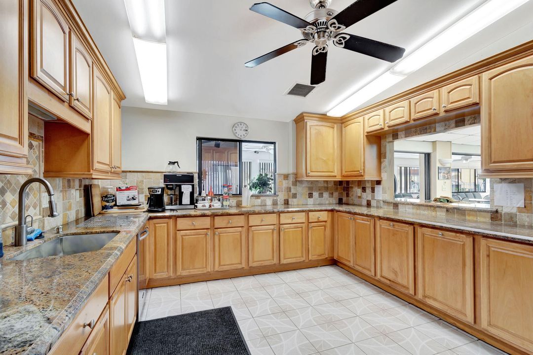 For Sale: $239,000 (2 beds, 2 baths, 924 Square Feet)