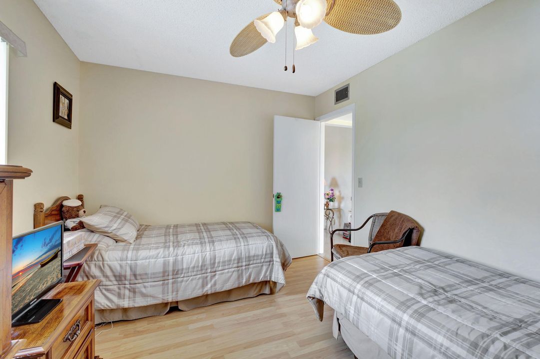 For Sale: $239,000 (2 beds, 2 baths, 924 Square Feet)