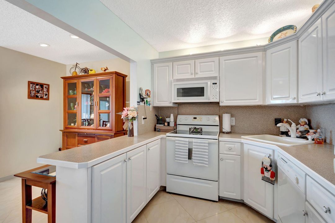 For Sale: $239,000 (2 beds, 2 baths, 924 Square Feet)