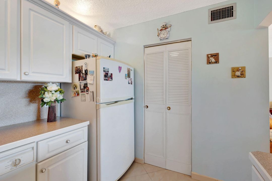 For Sale: $239,000 (2 beds, 2 baths, 924 Square Feet)