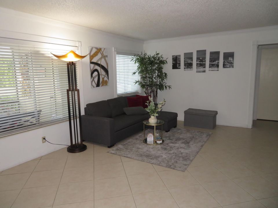 For Rent: $1,950 (2 beds, 2 baths, 1115 Square Feet)