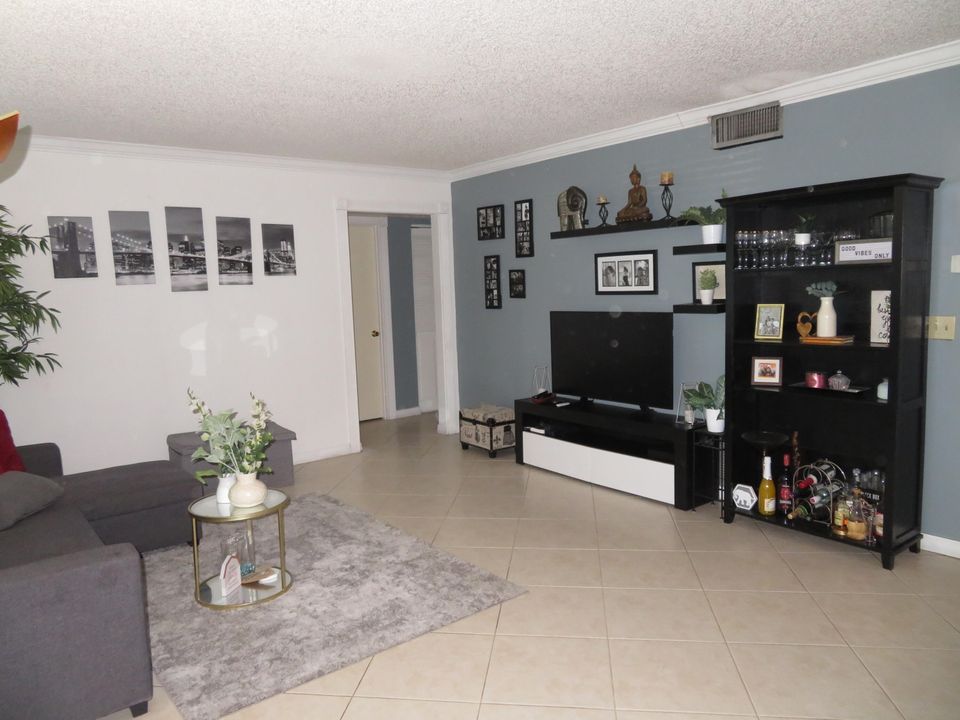 For Rent: $1,950 (2 beds, 2 baths, 1115 Square Feet)