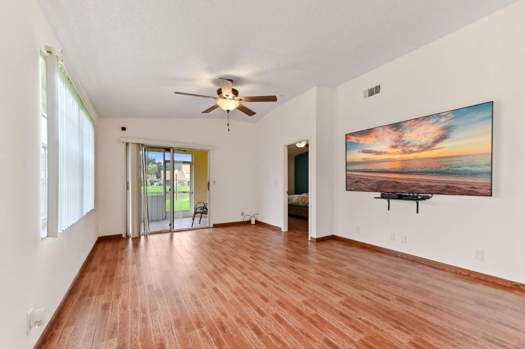 For Sale: $375,000 (2 beds, 2 baths, 1127 Square Feet)