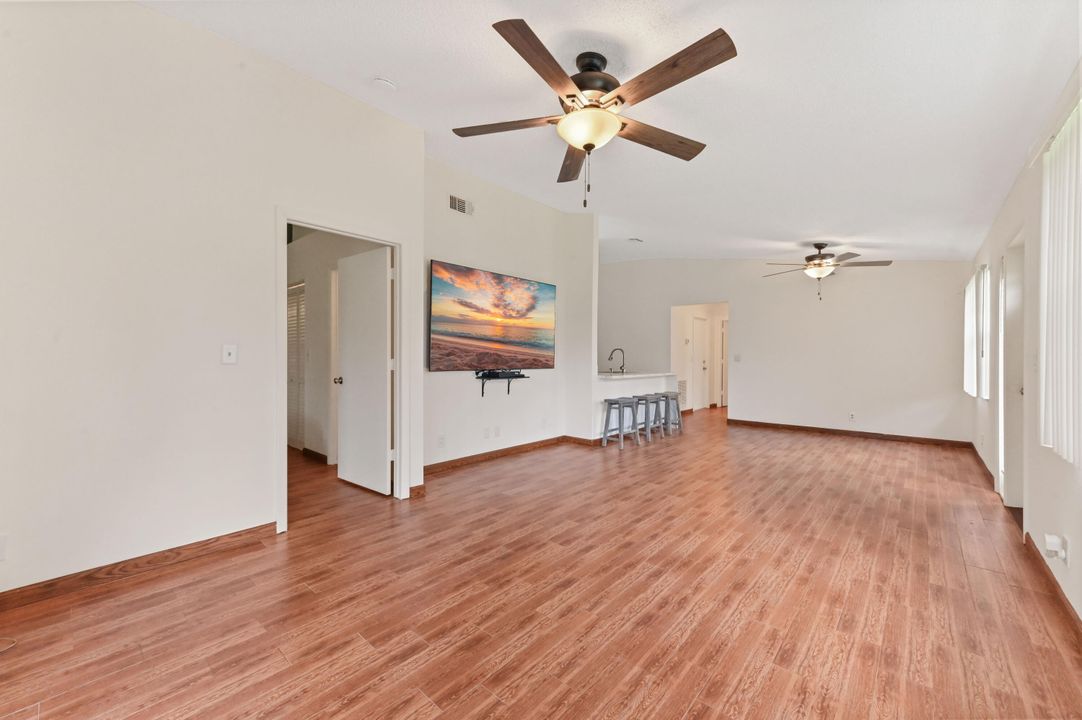 For Sale: $375,000 (2 beds, 2 baths, 1127 Square Feet)