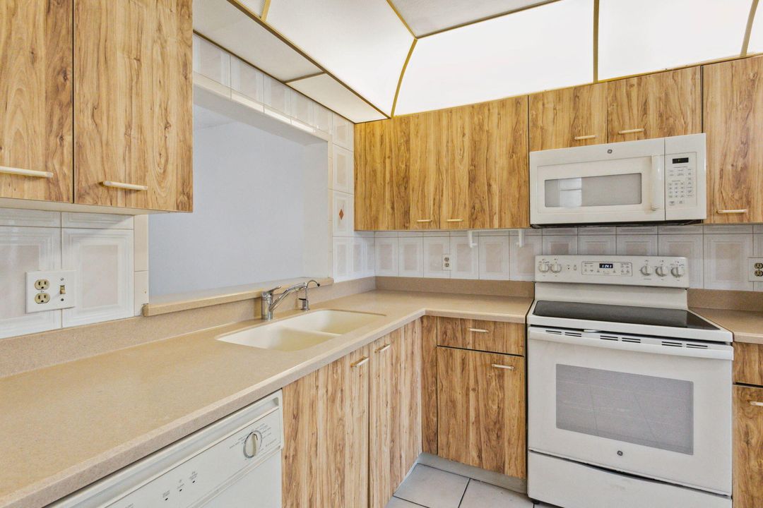 For Sale: $174,995 (2 beds, 2 baths, 1059 Square Feet)