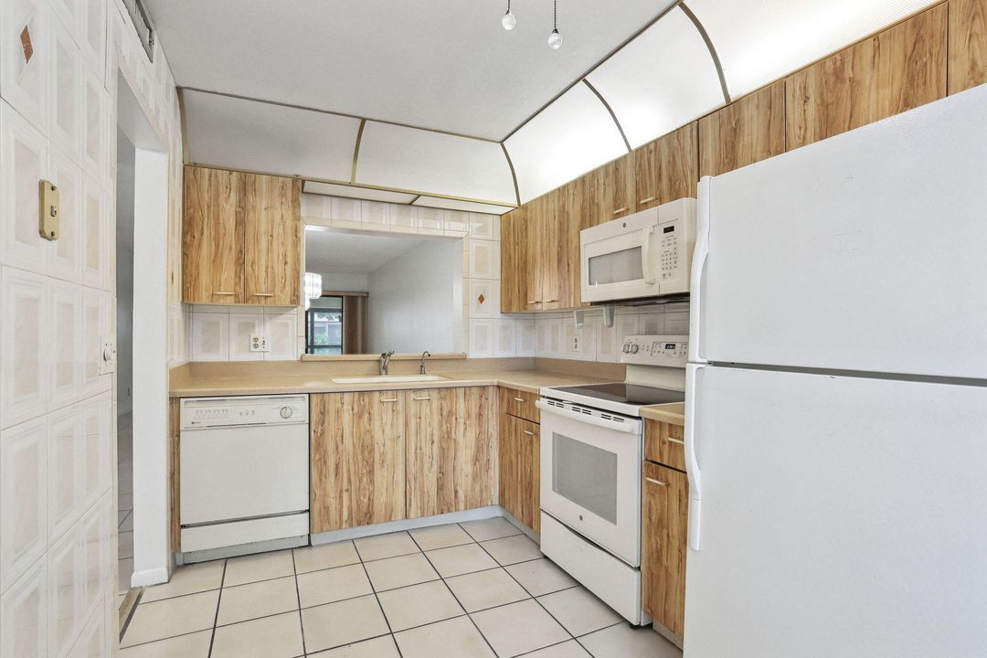 For Sale: $174,995 (2 beds, 2 baths, 1059 Square Feet)