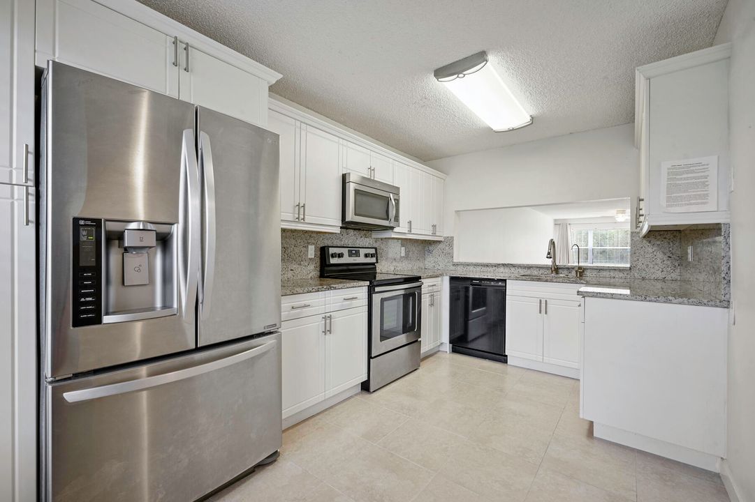 For Sale: $259,999 (2 beds, 2 baths, 1186 Square Feet)